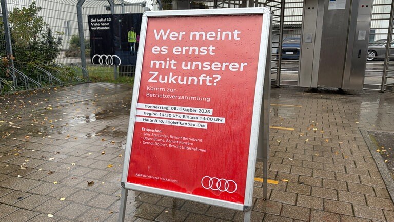 Mitarbeitende gehen zur Betriebsversammlung von Audi in Neckarsulm. VW-Chef Blume ist vor Ort. 