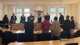 Prozessbeteiligte im Saal des Landgerichts Waldshut vor Urteilsverkündung