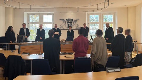 Prozessbeteiligte im Saal des Landgerichts Waldshut vor Urteilsverkündung