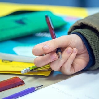 Ein Schüler schreibt im Unterricht. Der neue Pisa-Schock: Deutsche Jugendliche haben so schlecht in der Pisa-Studie abgeschnitten wie noch nie seit Beginn der Messung vor 25 Jahren. 