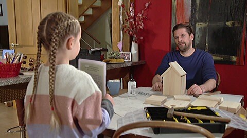 Andreas und Carlotta in der Küche im Leibgedinghaus, unfertige Vogelhäuschen stehen vor Andreas