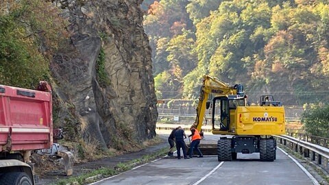 Aufräumarbeiten nach dem Felssturz an der B42 auf der Höhe der Loreley