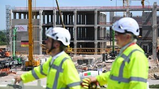 Blick auf die Baustelle für den neuen Pharmastandort des US-Pharmakonzerns Eli Lilly. Die Wirtschaft in Rheinland-Pfalz steht weiter unter Druck, so eine Umfrage der IHK. Es gibt aber teils auch erste Anzeichen für eine leichte Erholung.