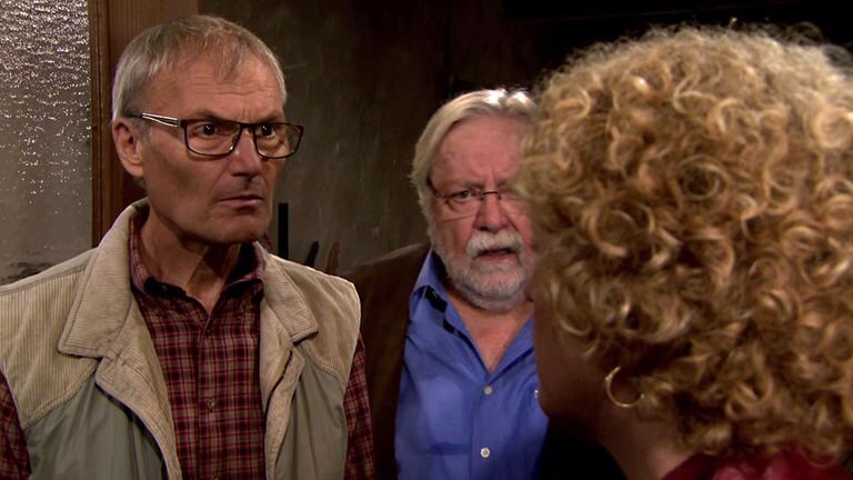 Karl und Hermann schauen Bea, die man von hinten sieht, entsetzt an.