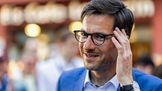 Oberbürgermeister Martin Horn steht auf dem Freiburger Rathausplatz.