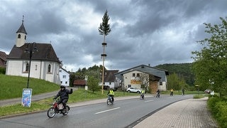 In Weiler im Lautertal beginnt die Reise der Mofa-Tour nach Wien. Im Schneckentempo fahren die Reisenden durch kleine Dörfer und über beschauliche Straßen.