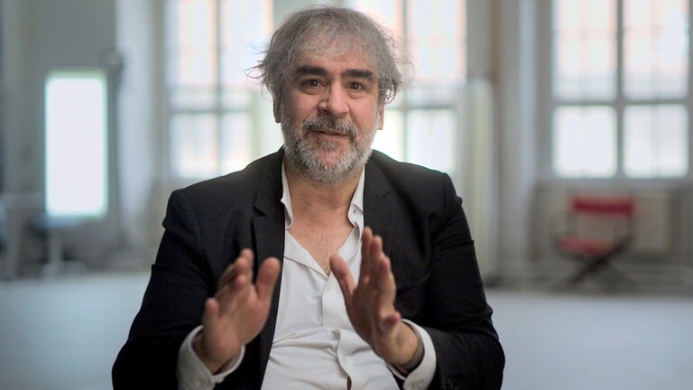 Der Journalist und Publizist Deniz Yücel beklagt die Einschränkungen der Meinungsfreiheit in Deutschland.