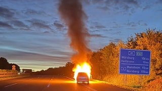 Auf der A81 bei Ilsfeld ist ein Auto komplett ausgebrannt. Der Fahrer konnte sich rechtzeitig aus dem brennenden Wagen retten. 