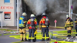 In einem Feuerwehrhaus in Unterensingen ist am Montag ein Feuer ausgebrochen - die Polizei rechnet mit zehn Millionen Euro Schaden. Fahrzeuge und das Inventar wurden zerstört.