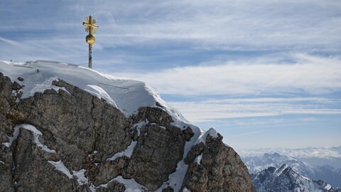 Das Gipfelkreuz der Zugspitze ist zu sehen. Bei einem Lawinen-Abgang ist am Samstag an der Zugspitze ein 19-jähriger Mann aus Baden-Württemberg ums Leben gekommen.