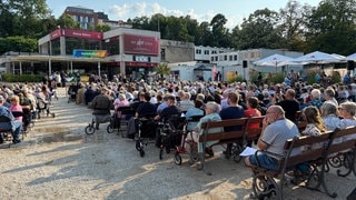 Zahlreiche Besucherinnen und Besucher bei der Gedenkveranstaltung in Bad Neuenahr-Ahrweiler