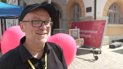 Organistator des Maultaschenfestes lächelt glücklich in die Kamera