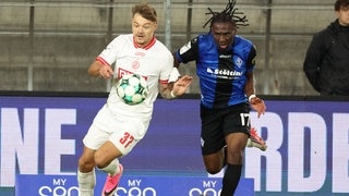 Zweikampf zwischen Jannik Hofmann (Rot-Weiss Essen) und Darnell Keumo (SV Waldhof Mannheim).