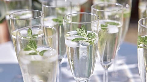 Alkoholfreier Holunderblüten-Spritz in Gläsern