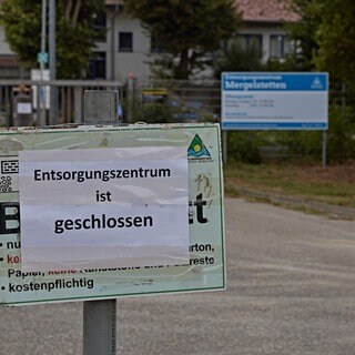 Ein Hinweisschild "geschlossen": Am Recyclinghof in Heidenheim-Mergelstetten hat es einen tödlichen Unfall gegeben