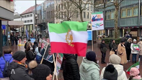 Demonstranten mit Flaggen in Ulm