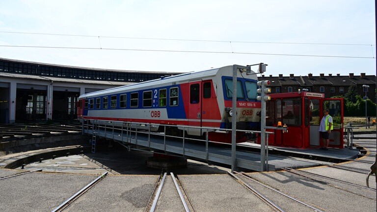Die Triebwagen passen gerade so auf die Drehscheibe. Millimeterarbeit heißt das für die Lokführer.