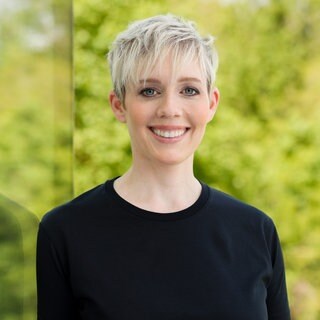 Steffi Burkhart, Generationenforscherin, lächelt in die Kamera.