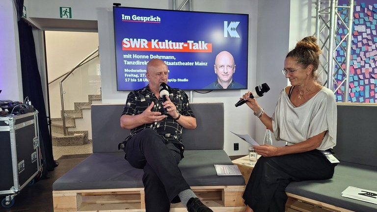 Im SWR PopUp Studio Honne Dohrmann, Tanzdirektor am Staatstheater Mainz im Gespräch mit SWR-Moderatorin Natali Kurth.