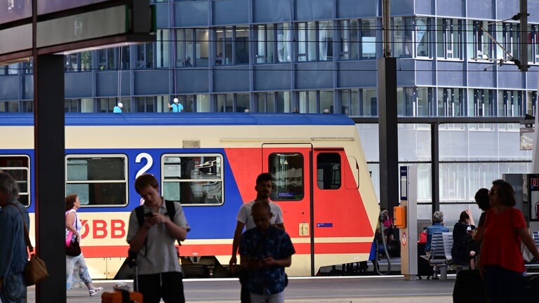 Das Gefährt aus den achtziger Jahren wirkt im modernen Wiener Hauptbahnhof schon fast wie aus der Zeit gefallen.