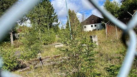 In einem ehemaligen Tagungsbereich bei Kriegsfeld will die Bundeswehr alte Gebäude abreißen und den Bereich renaturieren.