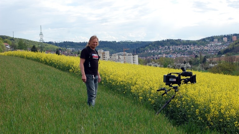 Dreharbeiten am Rapsfeld: das SWR Team „wartet“ auf die Nagoldtalbahn