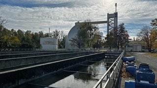DIe Kläranlage in Radolfzell liegt direkt am Ufer des Bodensees. Im Vordergrund sind Klärbecken zu sehen, dahinter der Faulturm.
