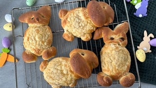 Hefeteig-Schäfchen und Hefeteig-Häschen mit Apfelmusfüllung