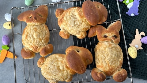 Hefeteig-Schäfchen und Hefeteig-Häschen mit Apfelmusfüllung