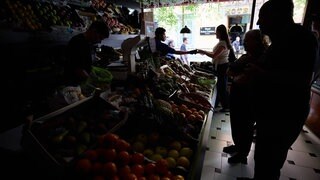 Stromausfall in halb Europa: In Spanien stehen Kunden in einem dunklen Ost- und Gemüseladen.Über die Ursache wird spekuliert. Sind Erneuerbare Energien mit-schuldig? Was dazu bislang bekannt ist.