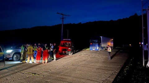Ein defekter Gefahrgut-Lkw hat die A8 lahmgelegt.