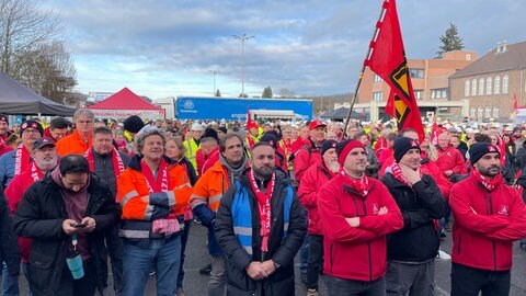 Mahnwache bei Rasselstein in Andernach: Die Belegschaft sorgt sich um die Arbeitsplätze, weil der Mutterkonzern Thyssenkrupp 11.000 Stellen abbauen will. 