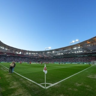 Die DFL hat den Spielplan für die neue Bundesliga-Saison vorgestellt. Der VfB Stuttgart startet mit einem echten Knaller - der SC Freiburg und Mainz 05 mit Heimspielen.