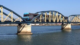 Der Bau der Eisenbahn-Brücke war ein wichtiger Meilenstein für die Menschen in der westlichen Algarve. Fischkonserven und landwirtschaftliche Produkte konnten so leichter abtransportiert werden. 