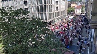 Menschen beim CSD in Stuttgart 