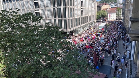 Menschen beim CSD in Stuttgart 