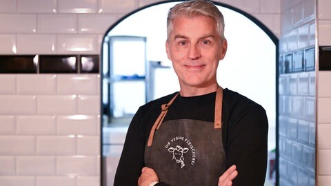 Andreas Holz, Filialleiter der Veganen Fleischerei, steht in seinem Laden in Stuttgart. Eröffnet wird die Vegane Fleischerei am Samstag.