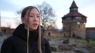 Die 13-jährige Naomi Klohn spricht in die Kamera, im Hintergrund ist der Dicke Turm der Esslinger Burg zu sehen.