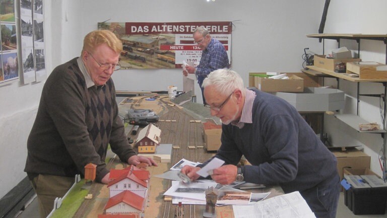 Immer auf der Suche nach originalgetreuer Abbildung: der Modellbahnverein Altensteig
