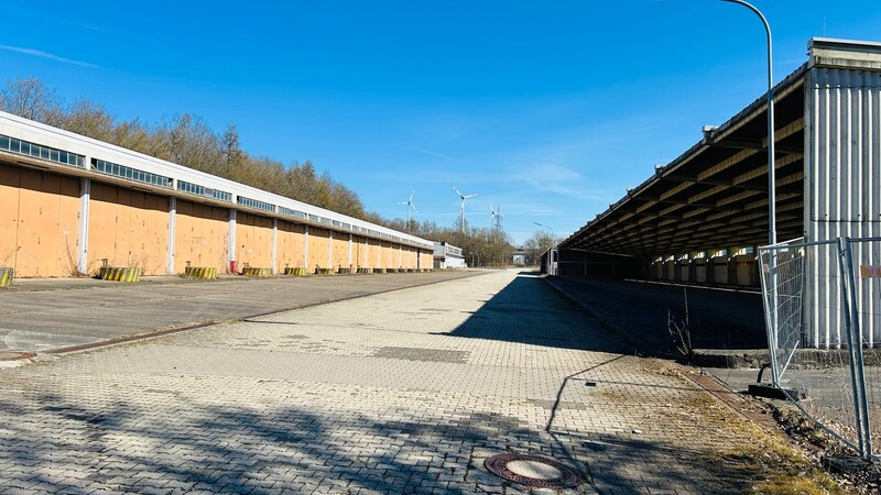 Bis 2014 war das Gelände auf dem Windhof mit dem Militär besetzt. Jetzt sitzt dort seit zehn Jahren eine Erstaufnahmeeinrichtung für Asylbegehrende. Das restliche GElände verkommt zum Lost Place.