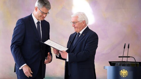 Patrick Schnieder (CDU) hat aus den Händen von Bundespräsident Steinmeier seine Ernennungsurkunde zum Bundesverkehrsminister erhalten. Schnieder ist einer von drei aus RLP kommenden Ministern im Kabinett von Kanzler Friedrich Merz (CDU).