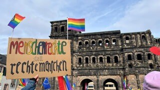 In Trier haben 3.000 Menschen für Demokratie und gegen Rechtsextremismus vor der Porta Nigra demonstriert.
