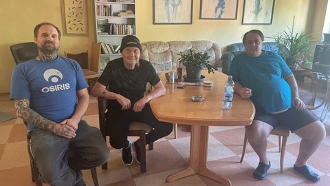 Kai Tubbesing (links) ist Sozialarbeiter im Haus der Hilfe und kümmert sich unter anderem um Philipp und Edwin. Neben dem Gemeinschaftsraum gibt es im Haus mehrere Badezimmer und Schlafzimmer, die sich die Bewohner teilen. 