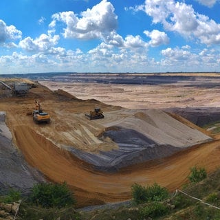 Braunkohle-Tagebau bei Garzweiler: Geologen weltweit möchten ein neues Erdzeitalter ausrufen: das Anthropozän. Denn der Mensch trägt ganze Berge ab, bestimmt, wo Flüsse fließen, hebt den Meeresspiegel an, beeinflusst die Artenvielfalt und ändert das Klima. Er ist zum entscheidenden Faktor im System Erde geworden. 