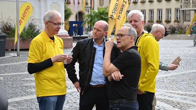 Hoher Besuch bei der SWR1 Hitparade: SWR Intendant Kai Gniffke ist gekommen. Empfangen wird er von Projektleiter Niels Berkefeld (1.v.l.), Christian Topitsch (stv. Programmchef SWR1, 2.v.r.) und SWR1 Musikchef Bernd Rosinus (1.v.r.).