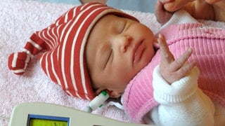 MIthilfe eines Neugeborenen-Hörscreenings werden alle Babys möglichst noch in der Geburtsklinik auf ihre Hörfähigkeit hin untersucht
