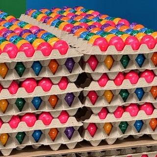 Eier in Pappcartons: Buntgefärbte Eier sind zu Ostern besonders beliebt. 