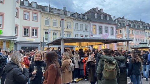 Dichtes Gedränge am Weinstand auf dem Trierer Hauptmarkt - Archivbild.