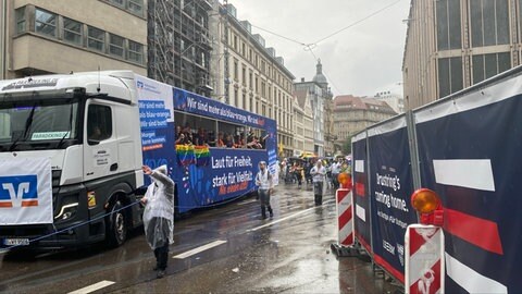 Queere Menschen feiern beim CSD Stuttgart 2025 und fordern mehr Rechte.