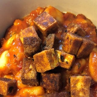 Weiße Bohnenpfanne mit Knuspertofu in einer Schale